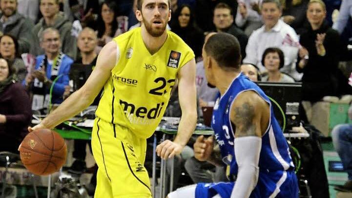 Auf die Bayreuther um Jake Odum (links) wartet heute ein ganz wichtiges Heimspiel. Im Kellerduell mit der BG Göttingen wäre der zweite Heimsieg in Folge nach dem 82:69 gegen Frankfurt (rechts John Little) Gold wert. Foto: Peter Mularczyk