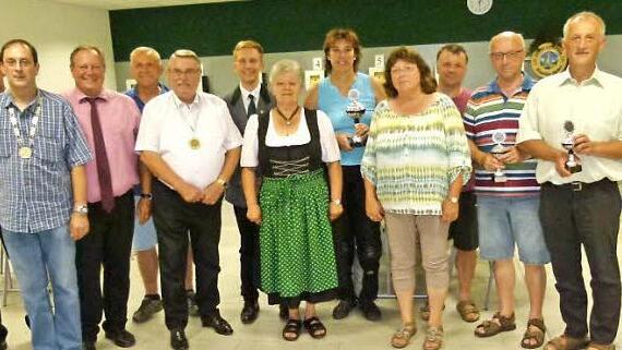 Der neue Dorfkönig Thomas Hertrich (Dritter von links) mit den Vertretern der siegreichen Vereine sowie Bürgermeister Volker Schmiechen (Vierter von links) und der Vorsitzenden der Schützengesellschaft Untersteinach, Inge Winkler (Achte von links) Fotos: Werner Oetter