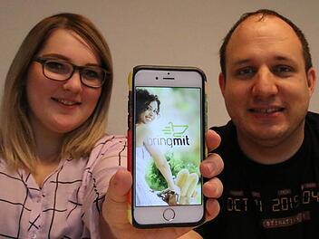 Studentin Camilla van Veen und Software-Entwickler Andreas May zeigen die Startseite der Bring-Mit-App, die Pulsis Media entwickelt hat. Aktuell läuft ein Textlauf im Rahmen einer Bachelorarbeit. Foto: Ralf Ruppert
