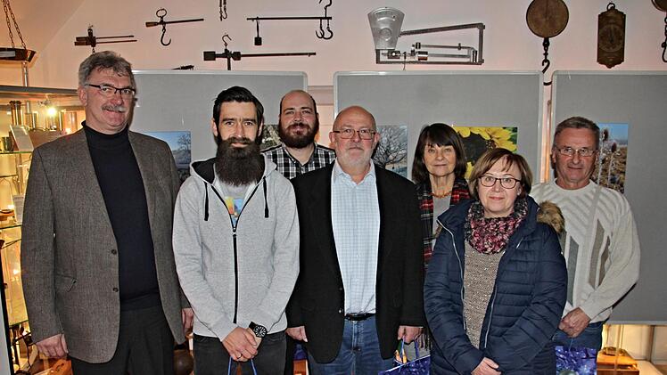 Bürgermeister Helmut Dietz (links) mit den Siegern des Wettbewerbes (vorne, von links): Alexander Häfner für seine Frau Marion (Platz 1), Edgar Maier (Platz 2) und Gerda Schwarzböck (Platz 3) und die Sonderpreisträger (hinten, von links)  Joachim Büchner, Barbara Morgenroth und Ottmar MüllerHelmut Will