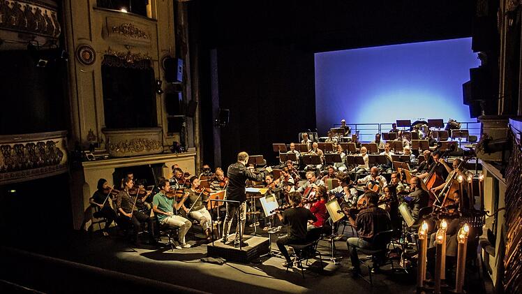 Roland Kluttig dirigierte Mendelssohns 3. Sinfonie beim Concertino im Landestheater.Foto: Jochen Berger