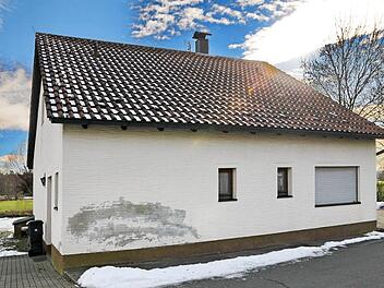 Das "Schwabachstüberl" in Steinbach muss dringend saniert werden. Auf der Straßenseite ist die Feuchtigkeit zu sehen, die bereits den Außenputz abbröckeln lässt.  Foto: Karl Heinz Wirth