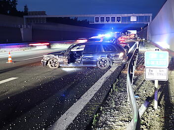 Demoliertes Fahrzeug und verformte Leitplanke: Schwerer Unfall auf Autobahn