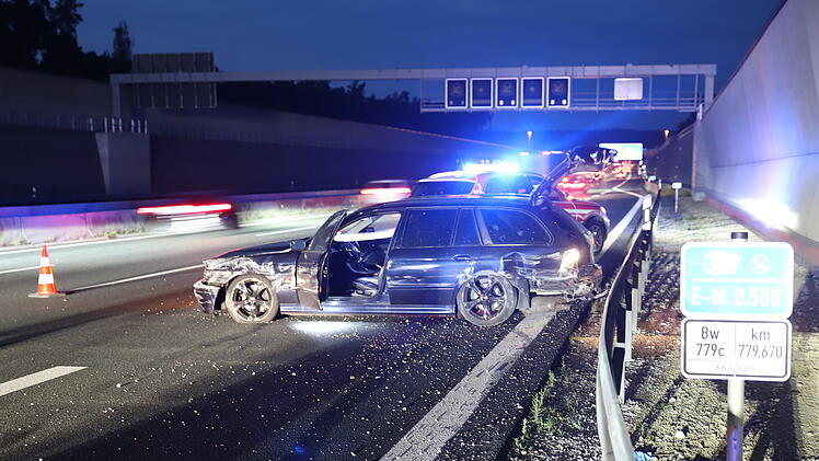 Demoliertes Fahrzeug und verformte Leitplanke: Schwerer Unfall auf Autobahn