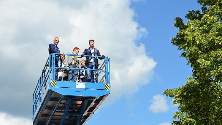 Waren beim Dorffest im siebten Rannunger Himmel: Bürgermeister Fridolin Zehner, Oerlenbachs Bürgermeister Nico Rogge, Innenstaatssekretär Sandro Kirchner und (im Hintergrund) Bezirksrätin Karin Renner sowie Thundorfs Bürgermeisterin Judith Dekant. Foto: Isolde Krapf