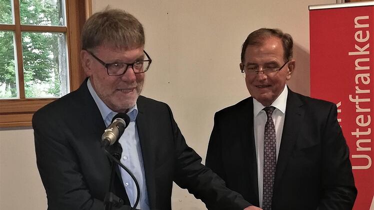 Tobias Bayer (links), Vorsitzender des Kulturvereins Giebelstadt bedankt sich bei Bezirkstagspräsident Erwin Dotel für die Verleihung des Kulturehrenbriefs. Foto: Sigismund von Dobschütz