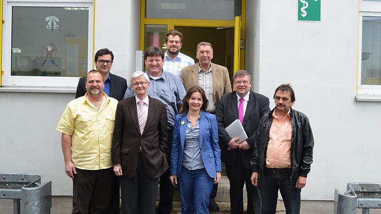 Die SPD-Politiker und der Betriebsrat auf dem Gelände von Fehrer Kitzingen. Foto: privat