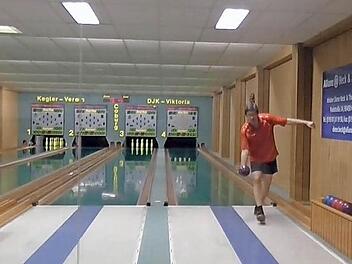 Eine Szene aus Horst Meixners Video mit der Keglerhymne "Gut Holz": Zum Schein läuft er in die falsche Richtung an. Anzuschauen ist das Filmchen auf dem Kanal "Vollhorsts Welt" im Internet-Videoportal Youtube.  Fotos: privat