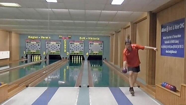 Eine Szene aus Horst Meixners Video mit der Keglerhymne "Gut Holz": Zum Schein läuft er in die falsche Richtung an. Anzuschauen ist das Filmchen auf dem Kanal "Vollhorsts Welt" im Internet-Videoportal Youtube.  Fotos: privat