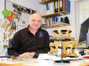 Integrationsbeauftragter und Geschäftsführer des Kreisjugendringes sind nur einige der Titel, für die Martin Pfeuffer einen eigenen Stempel hat. Ab 1. Juli muss er sich neue machen lassen. Foto: Ralf Ruppert