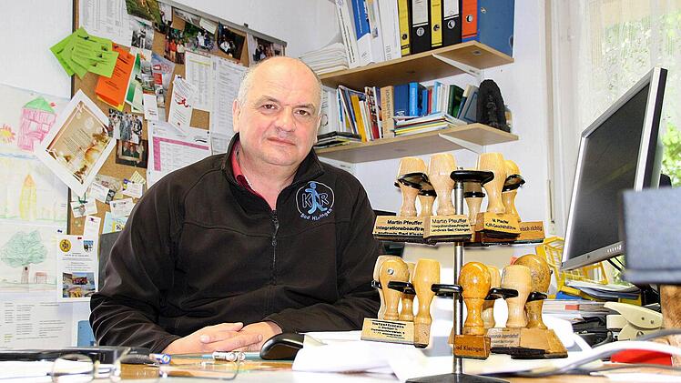 Integrationsbeauftragter und Geschäftsführer des Kreisjugendringes sind nur einige der Titel, für die Martin Pfeuffer einen eigenen Stempel hat. Ab 1. Juli muss er sich neue machen lassen. Foto: Ralf Ruppert