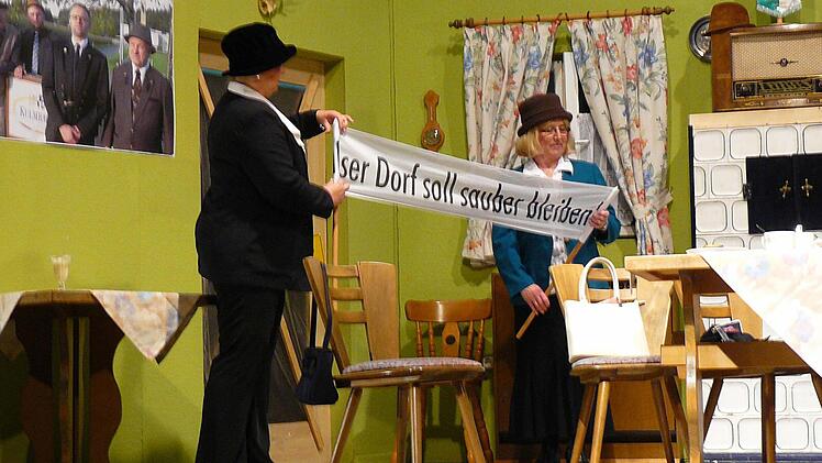 Die Frauenliste "Unser Dorf soll sauber bleiben": Gisela Keusch (links/Yvonne Heikenwälder) und Gerda Scharf (Gerlinde Rothert). Foto: Klaus-Peter Wulf