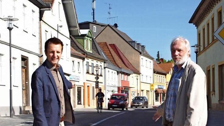 Bürgermeister Andreas Hügerich (links) und Stadtbaumeister Jürgen Graßinger gaben die zur Mängelbeseitigung erforderliche Sperrung der Coburger Straße von der Unterführung bis zur Einmündung Schützenplatz vom 1. bis 3. Juni bekannt. Foto: Alfred Thieret