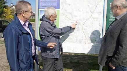 Am Pfingstsonntag eröffnet Bürgermeister Franz Kuhn (rechts) die Oerlenbacher Rundwanderwege, die Werner Dengler (links) und Reinhold Zwirlein ausgearbeitet haben.  Foto: Stefan Geiger