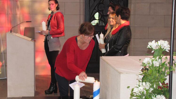 Eine Kerze für die Nächstenliebe: Caritas-Mitarbeiterin Melanie Scholz  im Festgottesdienst am Sonntag.