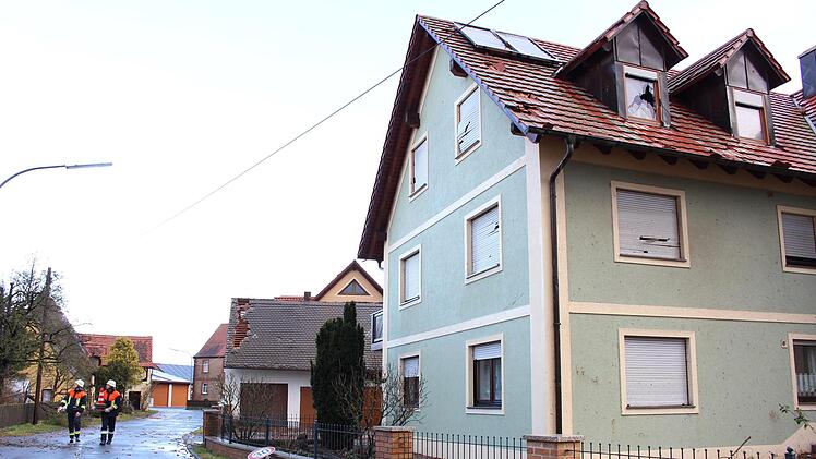 Durchs Fenster ins Wohnzimmer im Obergeschoss flogen bei diesem Haus die Dachziegel.  Evi Seeger