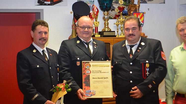 Vorsitzender Bernhard Sixt ernennt in der Jahresversammlung Harald Späth zum Ehrenkommandanten der Freiwilligen Feuerwehr, daneben Kommandant Stefan Sixt.  Andreas Lomb