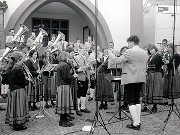 1. Auftritt der Blechbläsergruppe im Rahmen des Kindergartenfests unter Dirigent Ferdinand Reuter 1978  Günter Mertens
