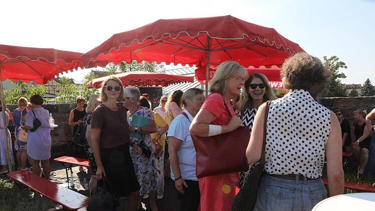 Agrarministerin Julia Klöckner (CDU) und Staatsministerin Melanie Huml (CSU) in der Bamberger Gärtnerei Dechant bei "Lounge in the City". Foto: Barbara Herbst