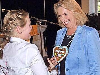 Anne Borst überreichte jedem Gast der MGH-Zehnjahrfeier ein selbst gebackenes Lebkuchenherz, darunter auch der bayerischen Ministerin für Familie, Arbeit und Soziales, Kerstin Schreyer. Foto: Ulrike Langer