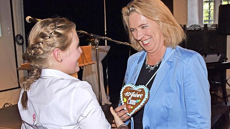 Anne Borst überreichte jedem Gast der MGH-Zehnjahrfeier ein selbst gebackenes Lebkuchenherz, darunter auch der bayerischen Ministerin für Familie, Arbeit und Soziales, Kerstin Schreyer. Foto: Ulrike Langer