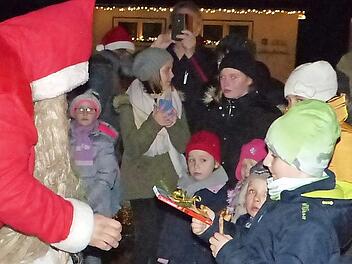 Der Nikolaus verteilte Geschenke an die Kinder. Foto: Klaus-Peter Wulf