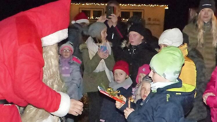 Der Nikolaus verteilte Geschenke an die Kinder. Foto: Klaus-Peter Wulf