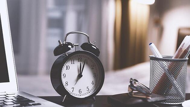Bald werden in Deutschland wieder die Uhren umgestellt. Die Umstellung auf Sommerzeit und Winterzeit sorgt in Deutschland für Diskussionen. Symbolbild: pixabay.com/JESHOOTS-com