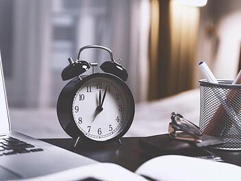 Bald werden in Deutschland wieder die Uhren umgestellt. Die Umstellung auf Sommerzeit und Winterzeit sorgt in Deutschland für Diskussionen. Symbolbild: pixabay.com/JESHOOTS-com