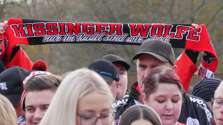 Ein Fanschal wird zum gemeinsamen Lied in die Höhe gehalten. Foto: Heike Beudert