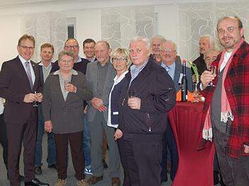 Dieter Backert (Siebter von links) mit seiner Frau Irmgard (Vierte von links), dahinter Sohn Wolfram Backert und B&uuml;rgermeister Bernd Rebhan im Kreise der vielen G&auml;ste, die zur Er&ouml;ffnung der Jubil&auml;umsausstellung in die neugestalteten R&auml;ume des K&uuml;pser Rathauses kamen.  Foto: Andrea H&auml;nel