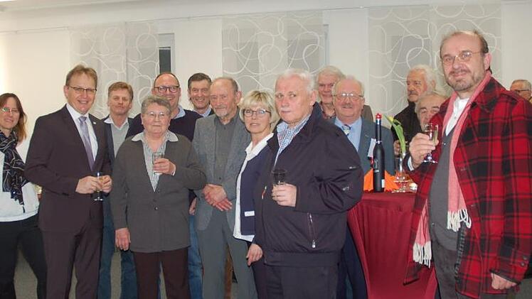 Dieter Backert (Siebter von links) mit seiner Frau Irmgard (Vierte von links), dahinter Sohn Wolfram Backert und B&uuml;rgermeister Bernd Rebhan im Kreise der vielen G&auml;ste, die zur Er&ouml;ffnung der Jubil&auml;umsausstellung in die neugestalteten R&auml;ume des K&uuml;pser Rathauses kamen.  Foto: Andrea H&auml;nel