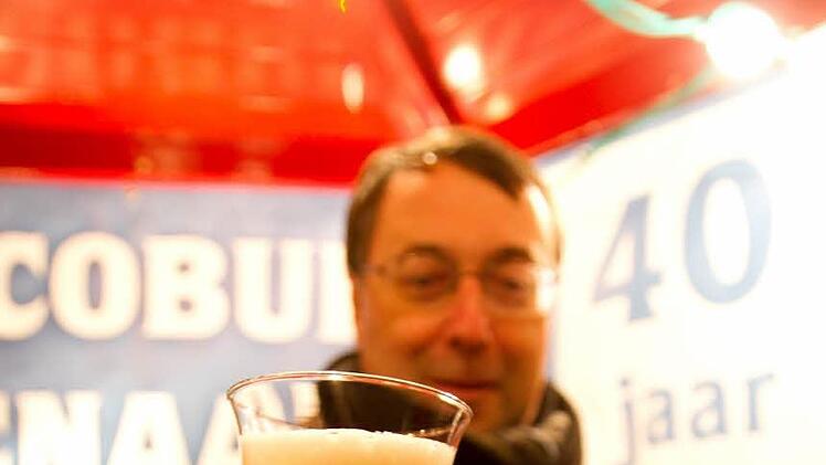 Jedes Jahr ein Renner auf dem Coburger Weihnachtsmarkt: In einer Bude der Partnerstadt Oudenaarde wird belgisches Bier verkauft.Barbara Herbst