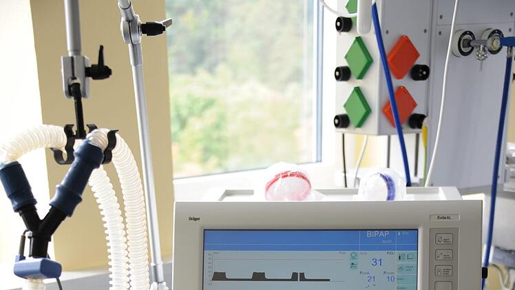Ein Dräger-Beatmungsgerät, an dem die Beatmungsparameter eingestellt  werden. Foto: Claudia Löwinger