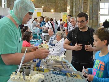 Ganz so eng wie bei den vergangenen Gesundheitstagen (unser Bild) werden die Besucher heuer in der Wandelhalle nicht zusammenstehen.  Archiv Isolde Krapf