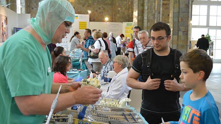 Ganz so eng wie bei den vergangenen Gesundheitstagen (unser Bild) werden die Besucher heuer in der Wandelhalle nicht zusammenstehen.  Archiv Isolde Krapf