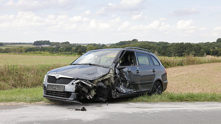 Seitlicher Frontalzusammenstoß zwischen zwei Autos