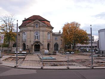 Neue Hochbeete, Sitzgelegenheiten, Beleuchtung, Technik im Untergrund sowie neue Platten. Der Theaterplatz ist aktuell Baustelle.