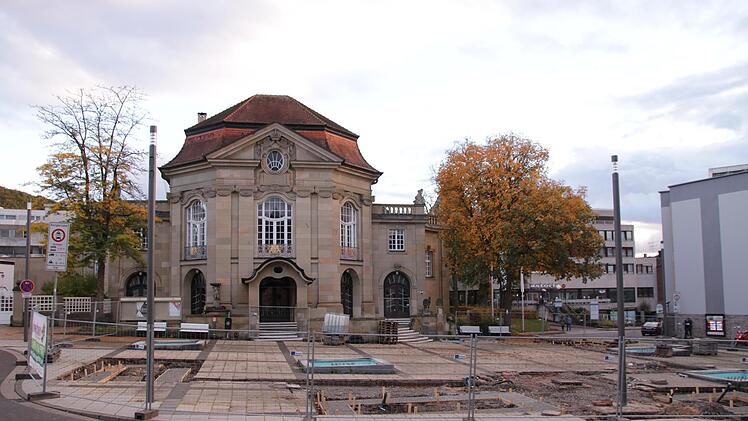 Neue Hochbeete, Sitzgelegenheiten, Beleuchtung, Technik im Untergrund sowie neue Platten. Der Theaterplatz ist aktuell Baustelle.