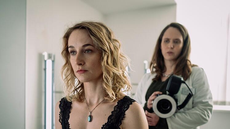 Annette Steiner (Pia Barucki, links), eine Bekannte der Toten, wurde von ihrem Ex-Mann geschlagen. Rechtsmedizinerin Mala Murphy (Emily Cox) dokumentiert ihre Wunden.