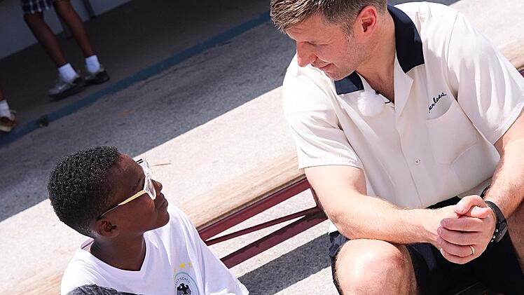WM-Euphorie in den Karibik? Thomas Hitzlsperger (rechts) spricht mit einem Sch&uuml;ler aus Cura&ccedil;ao &uuml;ber die Vorfreude aufs Turnier, bei dem der krasse Au&szlig;enseiter und WM-Deb&uuml;tant erster Gegner der deutschen Elf sein wird.