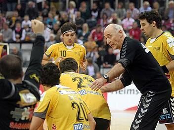 HSC-Coach Hrvoje Horvat muss gegen Gensungen seine Spieler sicher nicht zusätzlich motivieren, aber die richtigen Ein- und Auswechslungen vornehmen. Fotos: Albert Höchstädter