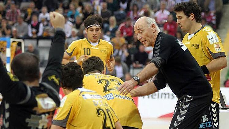 HSC-Coach Hrvoje Horvat muss gegen Gensungen seine Spieler sicher nicht zusätzlich motivieren, aber die richtigen Ein- und Auswechslungen vornehmen. Fotos: Albert Höchstädter