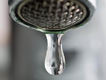 Ein Tropfen Wasser kommt aus einem Wasserhahn. Das Trinkwasser in Ramsthal wird bald erheblich mehr kosten als bislang Foto: Patrick Pleul/dpa