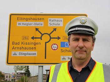 Lothar Manger ist als Sachbearbeiter Verkehr für den ganzen Landkreis Bad Kissingen zuständig. Er weiß, dass bereits die Vorwegweiser mit Kreisel-Symbol die Geschwindigkeit erheblich reduziert. Foto: Ralf Ruppert