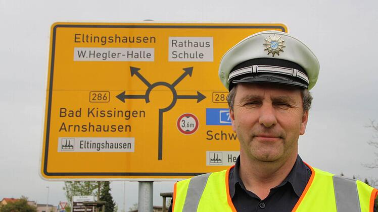Lothar Manger ist als Sachbearbeiter Verkehr für den ganzen Landkreis Bad Kissingen zuständig. Er weiß, dass bereits die Vorwegweiser mit Kreisel-Symbol die Geschwindigkeit erheblich reduziert. Foto: Ralf Ruppert