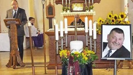 Kupferberg trauert um Hans-Joachim Hösch. Die Trauerrede hielt Zweiter Bürgermeister Alfred Kolenda. Foto: Klaus-Peter Wulf