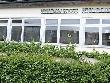 Die Grundschule soll nach dem Willen des Gemeinderats umfassend saniert werden.  Foto: Petra Malbrich