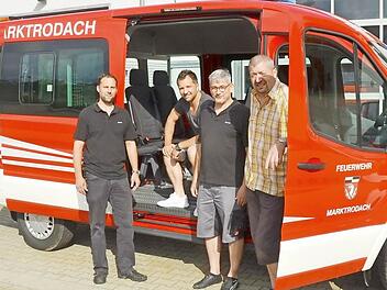 Er blitzt und glitzert vor dem Feuerwehrhaus, der neue Mannschaftstransportwagen MTW. Sie freuen sich schon auf die offizielle Übergabe und Segnung ihres neuen MTW im Rahmen eines ökumenischen Gottesdienstes am kommenden Sonntag, 28. August. Von links André Kestel (Kommandant), Daniel Schaller (Kreisbrandmeister, Zugführer), Werner Heinisch (Zweiter Kommandant), Andreas Murmann (Zweiter Vorsitzender Feuerwehrverein Unterrodach).  Foto: Karl-Heinz Hofmann