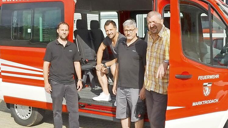 Er blitzt und glitzert vor dem Feuerwehrhaus, der neue Mannschaftstransportwagen MTW. Sie freuen sich schon auf die offizielle Übergabe und Segnung ihres neuen MTW im Rahmen eines ökumenischen Gottesdienstes am kommenden Sonntag, 28. August. Von links André Kestel (Kommandant), Daniel Schaller (Kreisbrandmeister, Zugführer), Werner Heinisch (Zweiter Kommandant), Andreas Murmann (Zweiter Vorsitzender Feuerwehrverein Unterrodach).  Foto: Karl-Heinz Hofmann